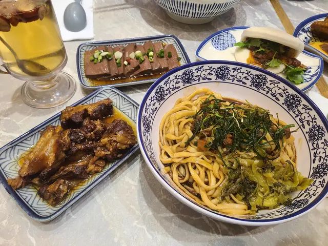 慢煮烏醋豬軟骨拌麵