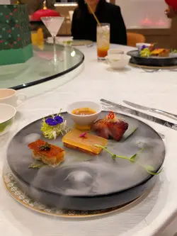 麻辣花胶方鸡、意大利黑醋蜜瓜香煎本地松阪猪、桂花蜜味豚肉叉烧