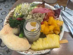 牛油果三文鱼香芒刁草薯仔沙律蓝莓酸种贝高全日早餐