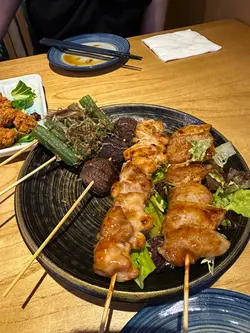串烧 : 猪颈肉、汁烧鸡肉、冬菇、秋葵