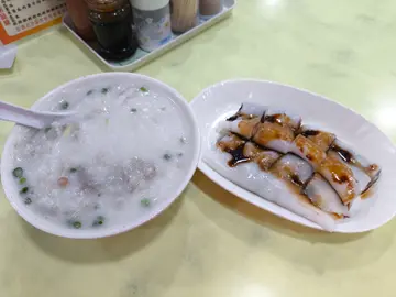 鱼片艇仔粥+牛肉肠