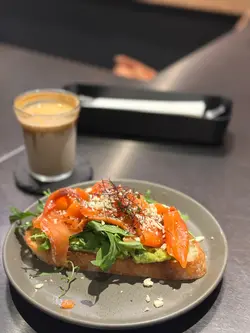 #toast #dirty
星期六假期悠闲生活，揾到依间cafe 
环境舒服，食物质素高！
一杯dirty + toast 非常满足！@☺️☺️
好香咖啡味，温度够，
酸种面包正，仲要配上牛油果酱，火箭菜，好fresh !😋😋😋😋😋
下次经过会再帮衬！


 