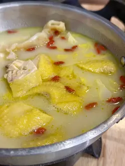 招牌花胶鸡浓汤锅米线