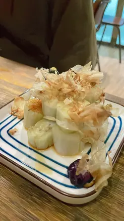 原条烧茄子,帮你起皮剩返啲茄子肉喺度,虽然调味嘅酱油比较淡口,但系食完浓味嘅串烧后,系一个好好嘅选择。