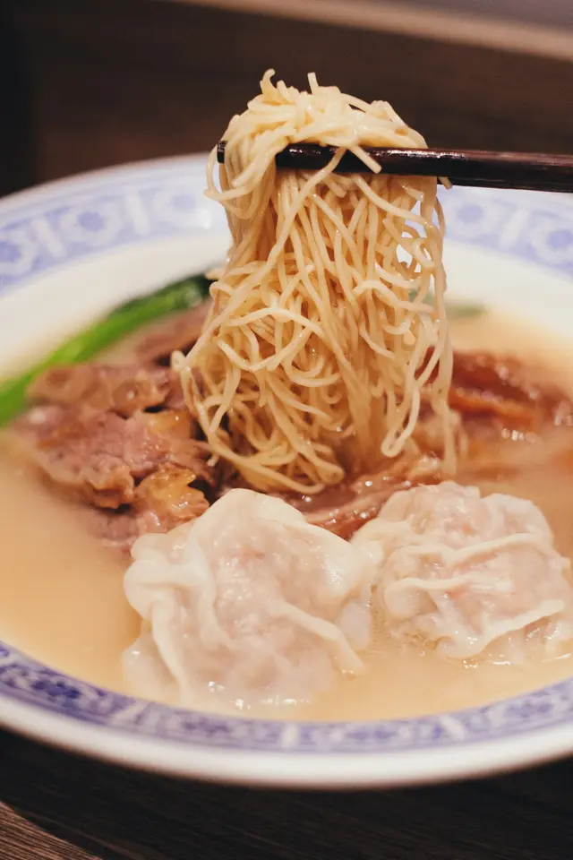 三拼 - 招牌櫻花蝦雲吞+秘制慢煮牛腩拼牛筋幼麵