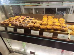 下午茶50蚊三件葡撻，仲有好多唔同口味，都幾抵玩。