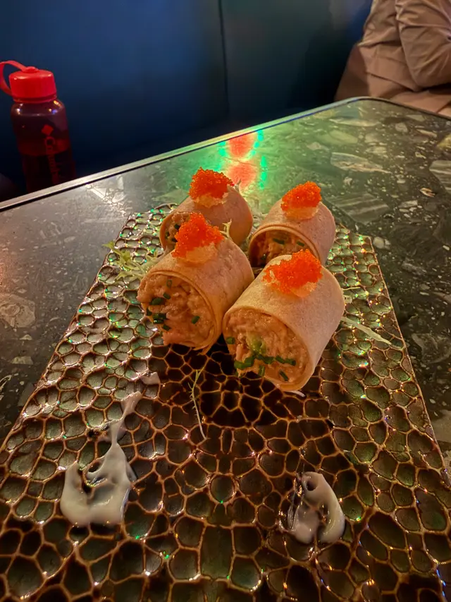 拖羅蓉飛魚子牛油果脆筒配檸檬蛋黃醬