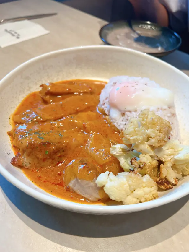 馬來叻沙咖哩烤豚肉流心蛋•藜麥香米飯配 香烤椰菜花