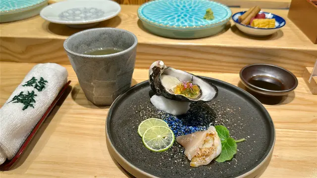 加上簡單的酸汁啫喱,就已經好正~
蠔味較為濃郁,略帶甘甜,
但又不失海水🌊的鹹鮮,加上爽脆口感,令人想再啪多隻啊!🥰🥰