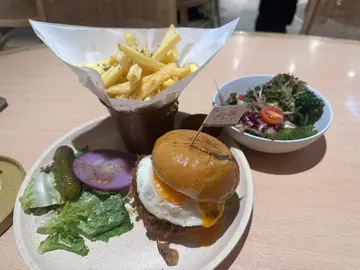 手撕猪仔骨汉堡 焦糖洋葱.太阳蛋.