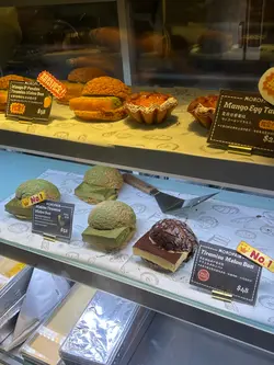 日式提拉米苏蜜瓜包🤎$48
佢呢个Tiramisu蜜瓜包系No1香港限定
自己觉得佢个外皮做得好香脆 好似曲奇皮咁
而入面个tiramisu食落去好冰凉
咖啡味都几香 而且食落去好香好滑
呢个Tiramisu蜜瓜包做到外脆内软嘅效果
而且整体唔会太甜
宇治抹茶蛋挞🍵$26
呢个抹茶蛋挞系使用京都宇治抹茶
第一啖咬落去 蛋挞皮系超级香脆
抹茶味都几突出
食落去有少少似白朱古力加抹茶嘅感觉
但系自己几钟意佢酥脆嘅口感