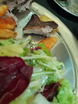 切开嘅法式油封鸭腿