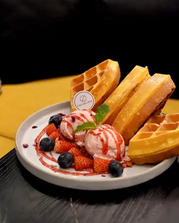 自家製士多啤梨窩夫配士多啤梨雪糕