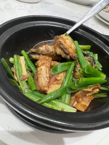 鮑魚除了清蒸鹽焗外,這個薑蔥炆鮑魚也是第一次見,鮑魚有海鮮味,再加上韭菜的惹味,都是送飯惹味之選。