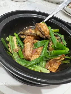 鮑魚除了清蒸鹽焗外,這個薑蔥炆鮑魚也是第一次見,鮑魚有海鮮味,再加上韭菜的惹味,都是送飯惹味之選。