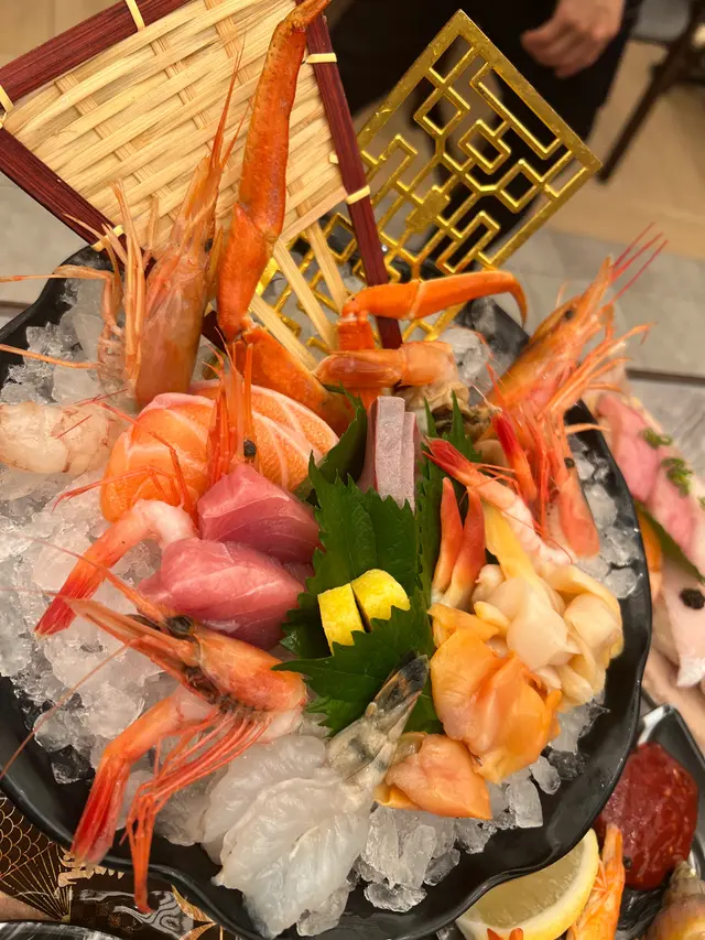 呢盆已經係所有刺身各嗌兩件，生蝦甜蝦赤蝦虎蝦，尤其新鮮，魚類刺身厚切，擺盤都一如豐富