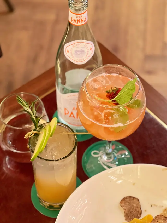 Rose Apple Fizz & Scarlet Buck 