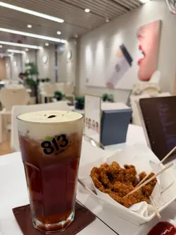 环境舒适，适合工作发呆，点一款饮品可以坐很久，值得分享的地方 。