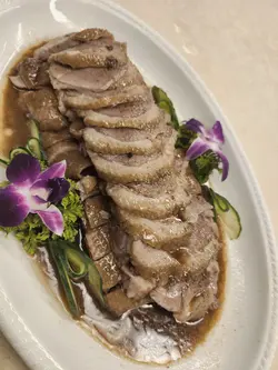 汕頭滷水鵝，食到有真正嘅滷水味，有香料，食得出足料用心，唔似其他店只得豉油味同冰糖