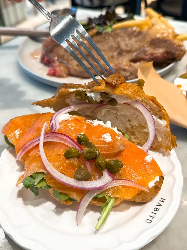 煙三文魚牛角酥