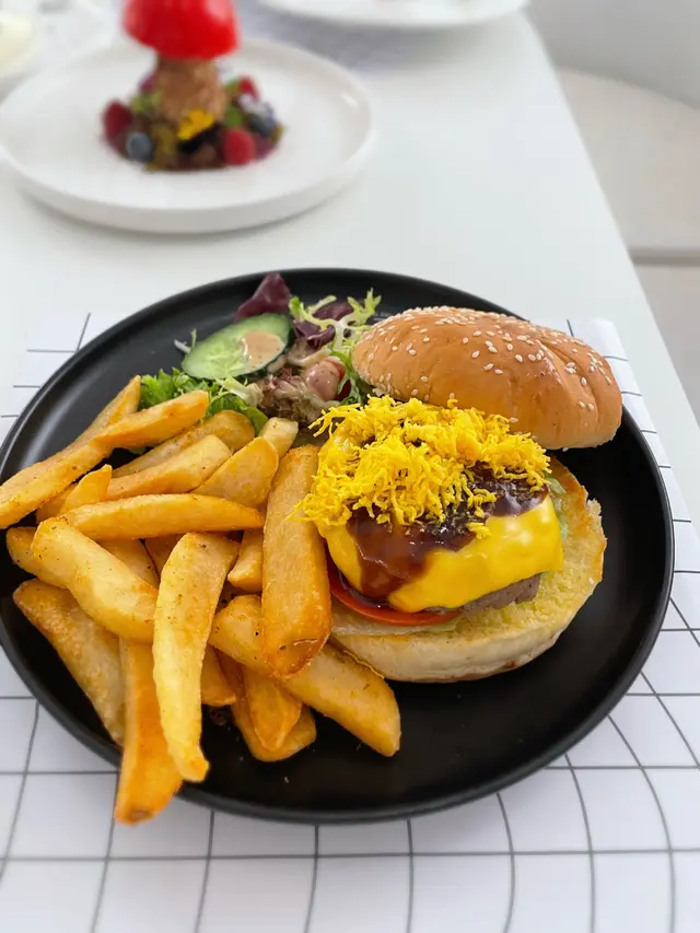芝士玉子安格斯漢堡包配搭薯條