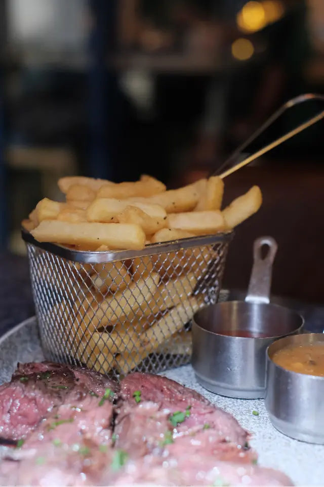 𝐇𝐚𝐧𝐠𝐞𝐫 𝐒𝐭𝐞𝐚𝐤 & 𝐅𝐫𝐢𝐞𝐬