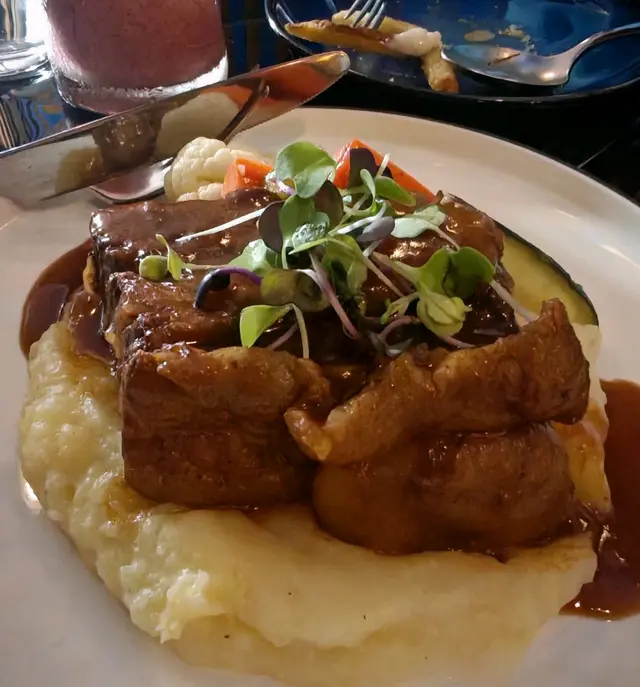 招牌慢煮牛肋條