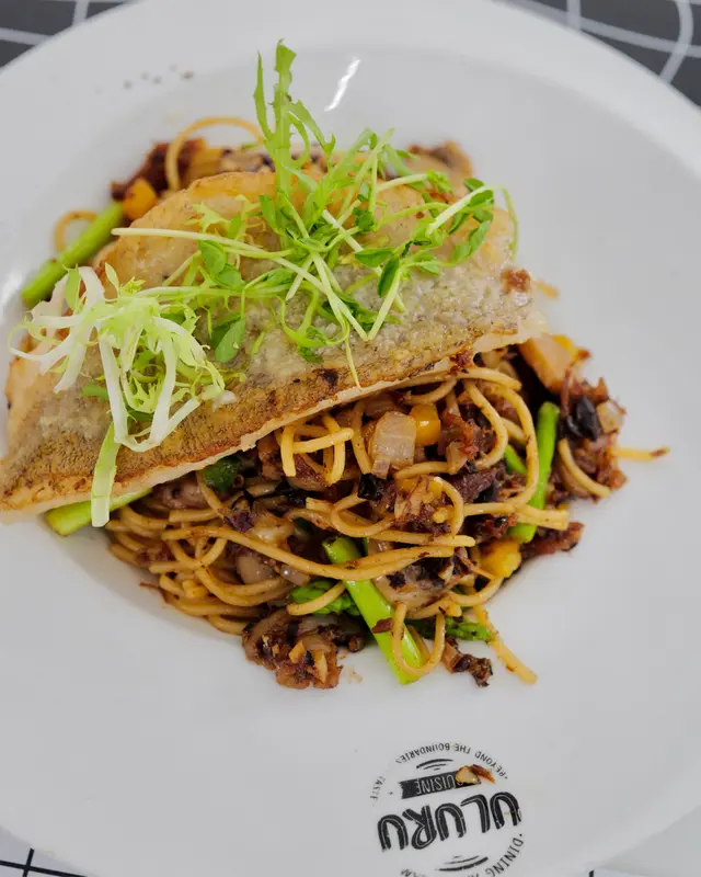 香煎石斑扒配珠江橋牌豆豉鯪魚炒意粉