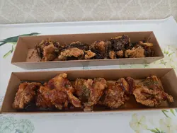 杯杯炸雞，每盒有五件，有大有細， 黑蒜味很香濃很惹味， 甜辣醬甜甜辣辣又是很惹味