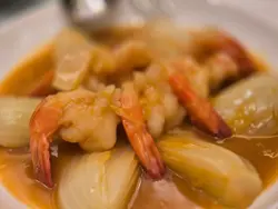 呢道菜用返虾头虾壳煮酱，係好经典同埋有心思嘅做法。味道喺意料之内，冇乜惊喜，但绝对係稳阵好食。最大亮点係虾嘅质地，煮得啱啱好，够晒爽弹。