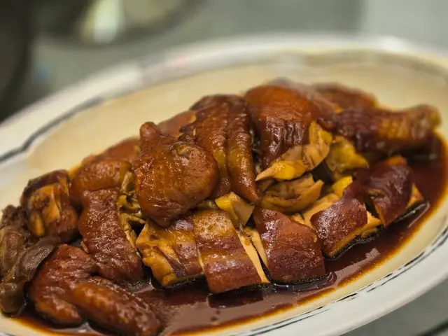 本來期望最高嘅招牌雞，點知失望最大！碟雞一嚟到，個皮「啞色」，同網站光鮮嘅相片完全兩回事。仲要味落得重手咗，失準。