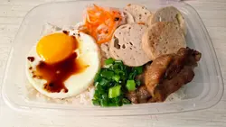 香茅鸡翼配猪颈肉捞檬