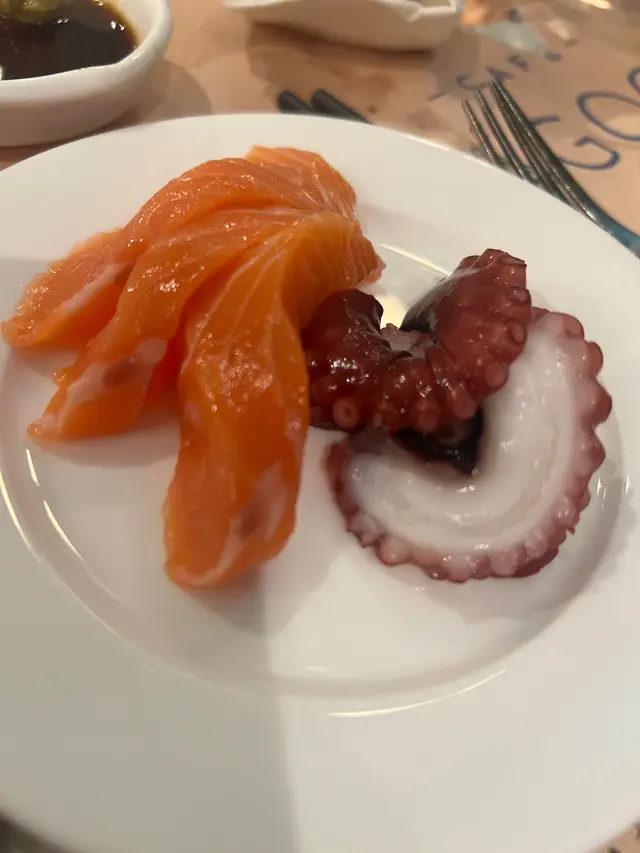 刺身新鮮，三文魚厚切肥美