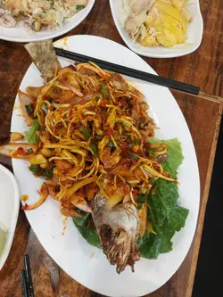 酸酸辣辣芒果丝，再配上淡淡鲈鱼肉，夹起几条芒果丝再加鲈鱼，会更加显出鲈鱼的鲜味，鲈鱼炸得刚刚好，肉质不会太老，保留鱼的肉质嫩滑，不会太实净。