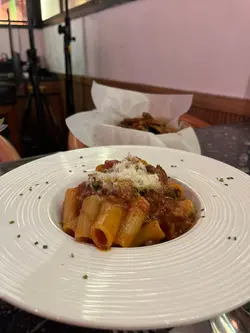 紅酒燉牛尾肉|蕃茄羅勒巴馬臣芝士汁大通粉