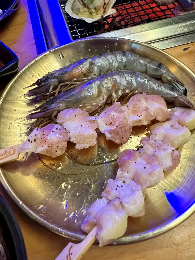 泰式生蝦配泰式醬汁，好新鮮，蝦肉晶瑩剔透，口感爽彈，搭配蒜香、辣椒和檸檬等調製嘅泰式醬汁！