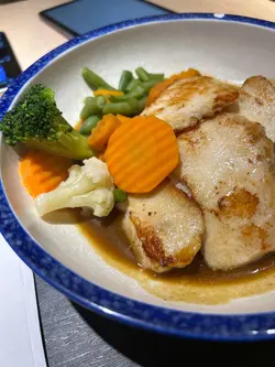 咖哩少少辣，雞胸煎得咖啱啱好，香脆又軟嫩！