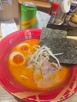 湯麵有濃濃嘅蝦味, 要趁熱食,凍咗湯會有腥味 。拉麵麵條幼,煑得很軟淋 ,不是我的喜愛 。半生熟蛋黃很 軟滑 ,浸得很入味 ,拌拉麵一流。