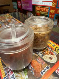 每張枱都有辣同唔辣嘅菜甫