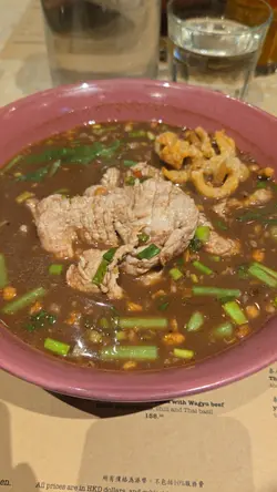 碗船麵呢，老實講又係冇乜特別，食落唔難食，但亦冇乜令人印象深刻嘅地方。唔知係咪我自己唔識欣賞呢種食物嘅獨特之處？不過點講都好，以呢個價錢來講，就真係有啲唔抵食。