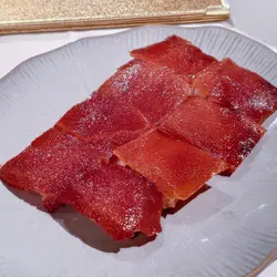 🐑化皮乳猪，整体发挥出色，好食过好多地方嘅乳猪。即叫即烧，起码等20分钟。等待系值得嘅。首先想讲讲个乳猪酱，唔知咩牌子，特别好食。乳猪皮化呢个冇质疑，咬落去啲猪油爆出嚟𠮶下感觉好难忘，就连块肉都咁好食呢个就实在难得