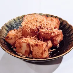 🐑瑶柱萝卜糕，萝卜味甚浓甚清甜，切到咁大粒，四方八面都煎到咁香脆，睇得出厨师超用心。表面炸咗嘅瑶柱丝超脆，但可惜冇乜味😂。要比较的话，新同乐嘅萝卜糕更出色，因为更多腊味