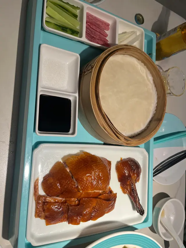 去食晚市，￼海港城嚟講間價錢算平
￼片皮鴨正常發揮，但勝在價錢非常平，￼係真係俾足料你，￼份量可以
￼酸菜魚好大份啲魚好滑係會有少少骨，￼個湯底就真係幾好飲，￼但就略嫌佢￼飲完之後會覺得好口渴應該都好重味精
￼￼回鍋肉就真係唔建議食，￼係非常之鹹，￼同我想像嘅￼￼好大出入，而且價錢都唔平
￼整體上餐廳環境都幾好同埋偏靜，￼可能佢位置比較偏僻，所以真係唔算多人
￼另外推介佢嗰個$78.，4 lit嘅果汁飲品，真係好好飲
雖然我今次冇叫到，但係我對上嗰次有同朋友叫
￼真係好抵飲