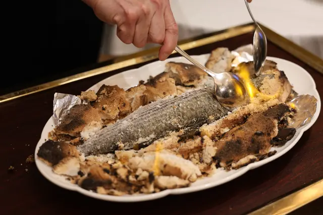 上枱個時有埋個小表演去撲碎鹽殼再幫埋你拆魚