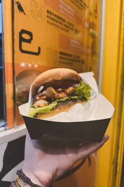 猪颈肉捞檬汉堡包餐 配 泰式酸辣酱