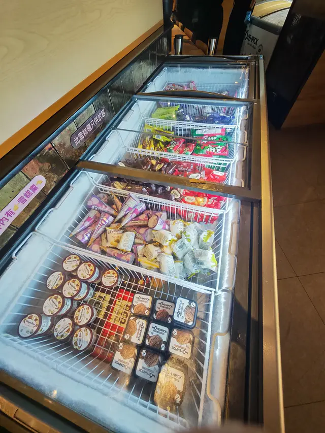 旺角禦滿屋放題款式超多，由刺身、燒烤到熟食樣樣齊。期間限定加20蚊就食到大閘蟹，蟹膏香濃新鮮。另有馬來西亞榴槤放題任食，香味撲鼻，榴槤控必試。滿18歲更可享酒精飲品，梅酒甜而不膩，暖清酒香氣濃郁，啱晒秋冬。甜品選擇豐富，以韓國雪糕為主，我試咗兩款朱古力味都超好食。整體環境舒適、食材質素高、選擇多，非常適合同朋友聚會或慶祝。  

#旺角美食 #禦滿屋放題 #放題推薦 #大閘蟹放題 #馬來西亞榴槤 #梅酒清酒 #韓國雪糕 #甜品放題 #香港自助餐 #聚會好去處  
--- 




