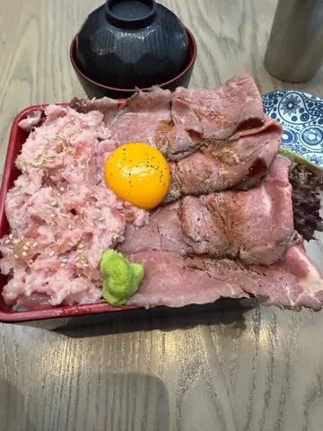月見拖羅蓉慢燒牛肉丼