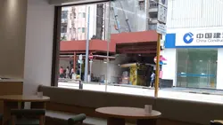 落地玻璃,位於電車路的德輔道中,隨時可見到電車