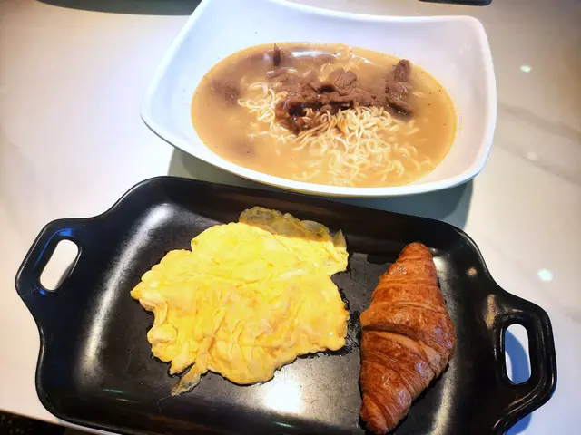 A5 沙嗲牛肉麵配香滑炒蛋及法國牛角酥