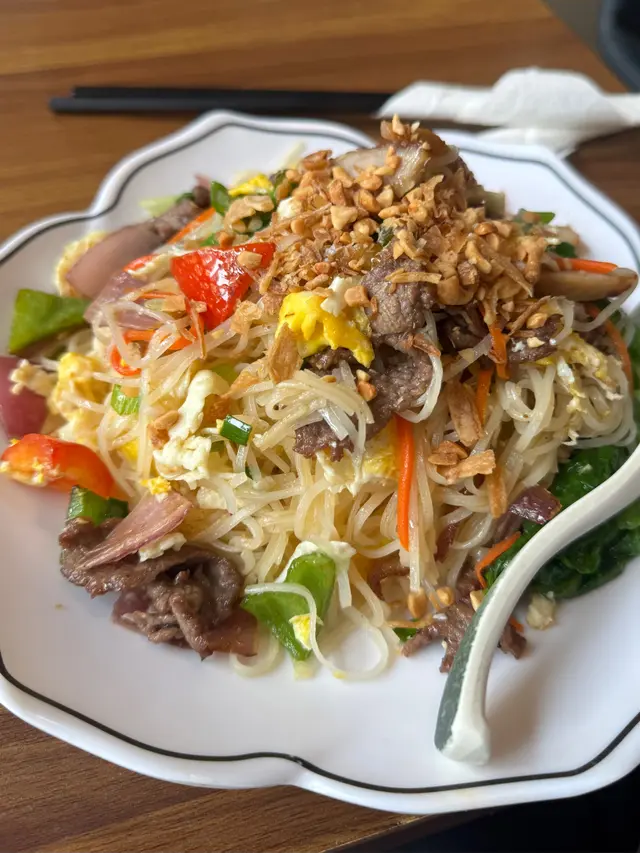 豬頸肉牛肉炒金邊粉